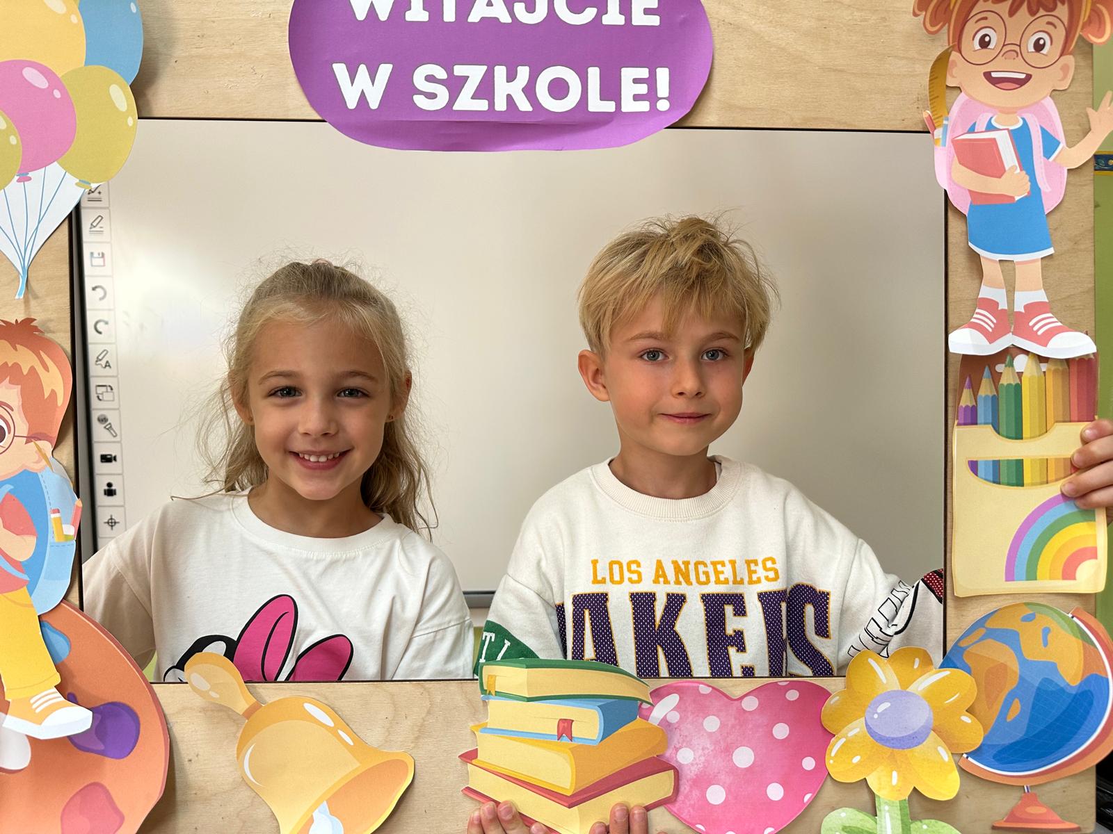 Uczniowie klas pierwszych miesiąc temu rozpoczęli swoją przygodę w naszej szkole!