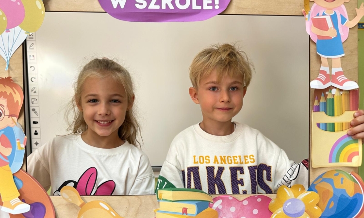 Uczniowie klas pierwszych miesiąc temu rozpoczęli swoją przygodę w naszej szkole!
