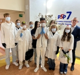Uczniowie z Samorządu Uczniowskiego, jako przedstawiciele służby zdrowia