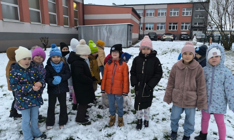 Klasa 1a na lekcji wychowania fizycznego w zimowej aurze