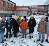 Klasa 1a na lekcji wychowania fizycznego w zimowej aurze
