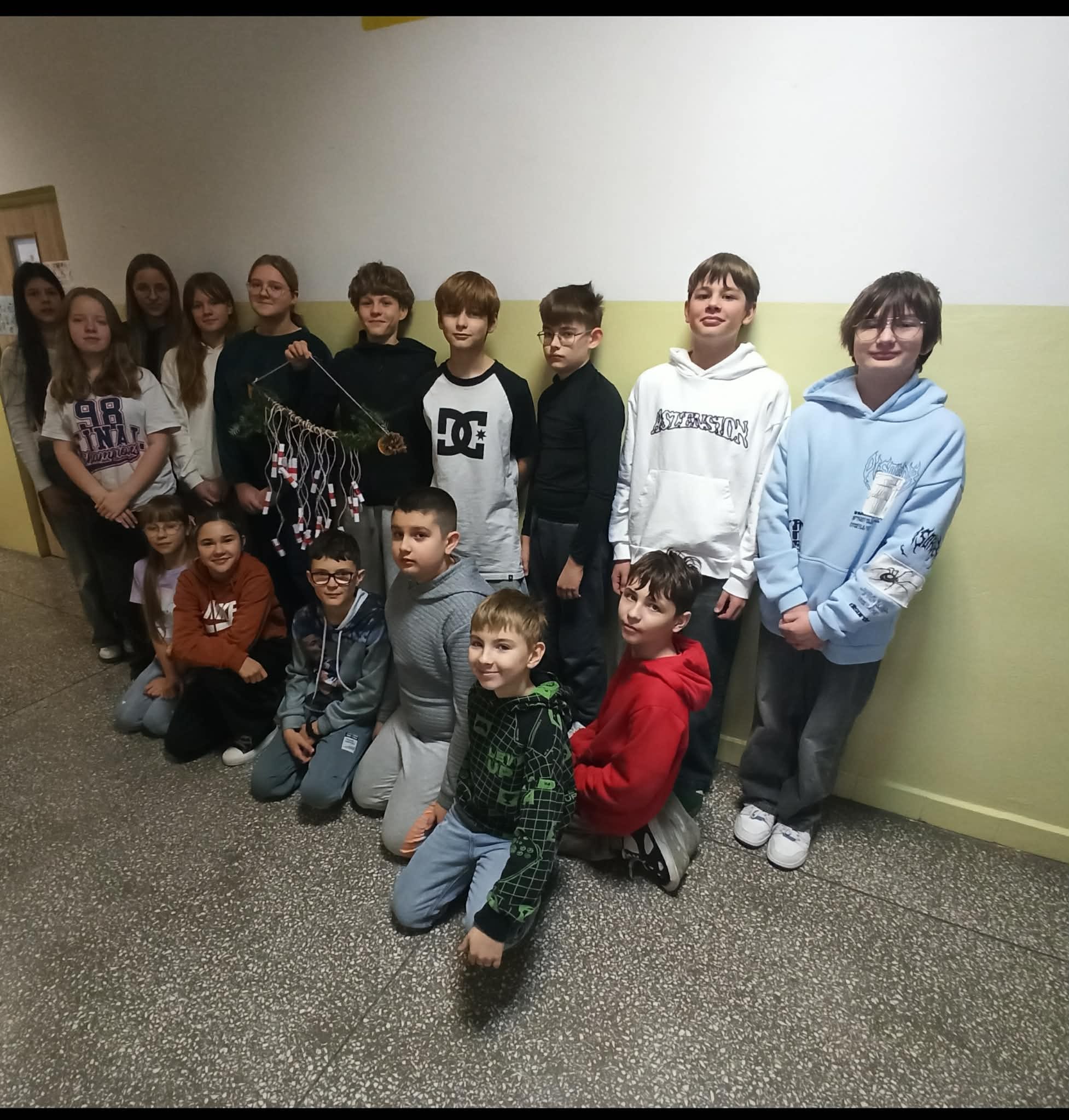 Uczniowie klasy 6c od 1grudnia rozpoczęli przygotowania do świąt