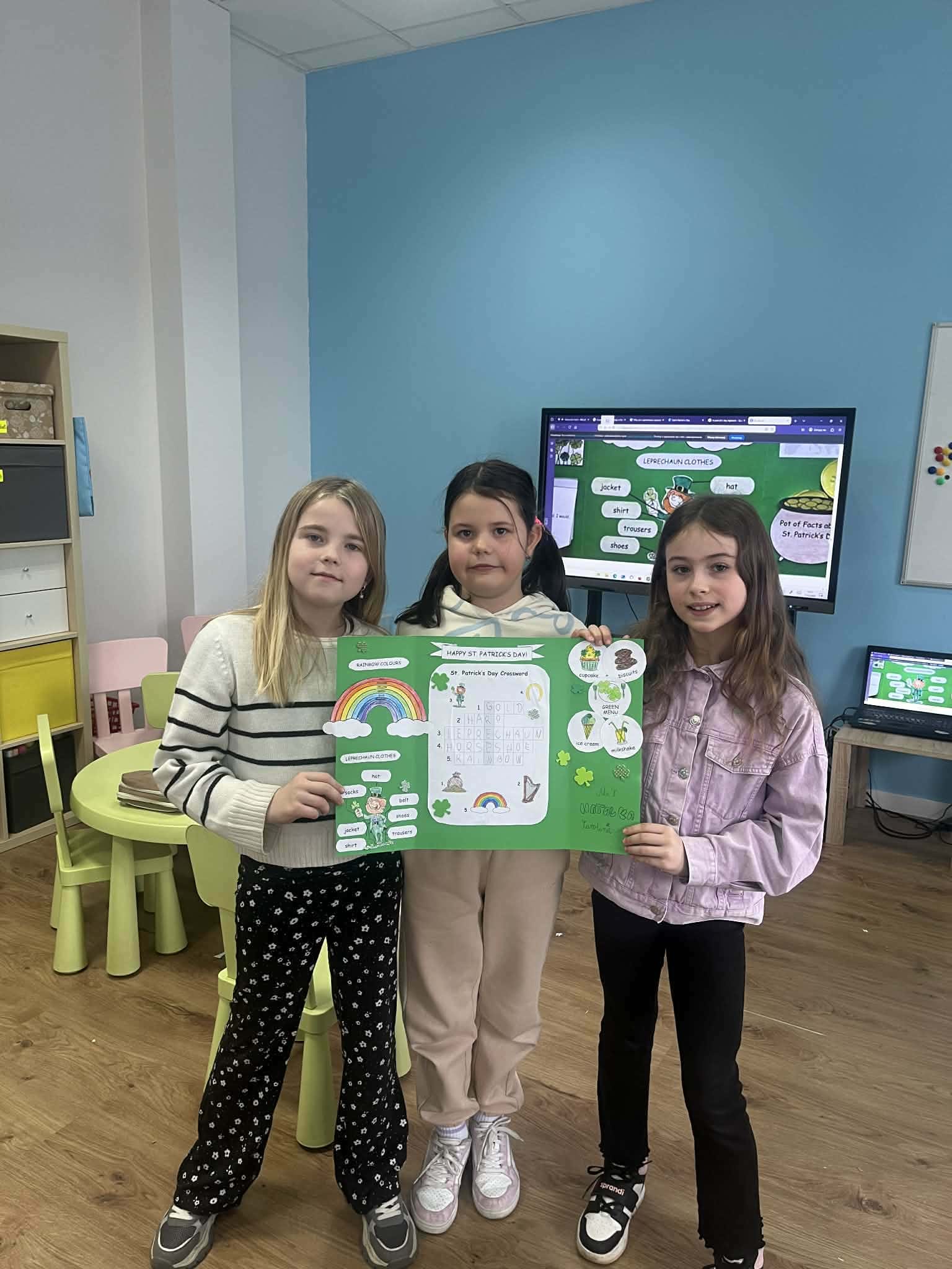 Z okazji Dnia Świętego Patryka uczniowie klasy 2c wzięli udział w wyjątkowych warsztatach językowych w Blueberry Studio