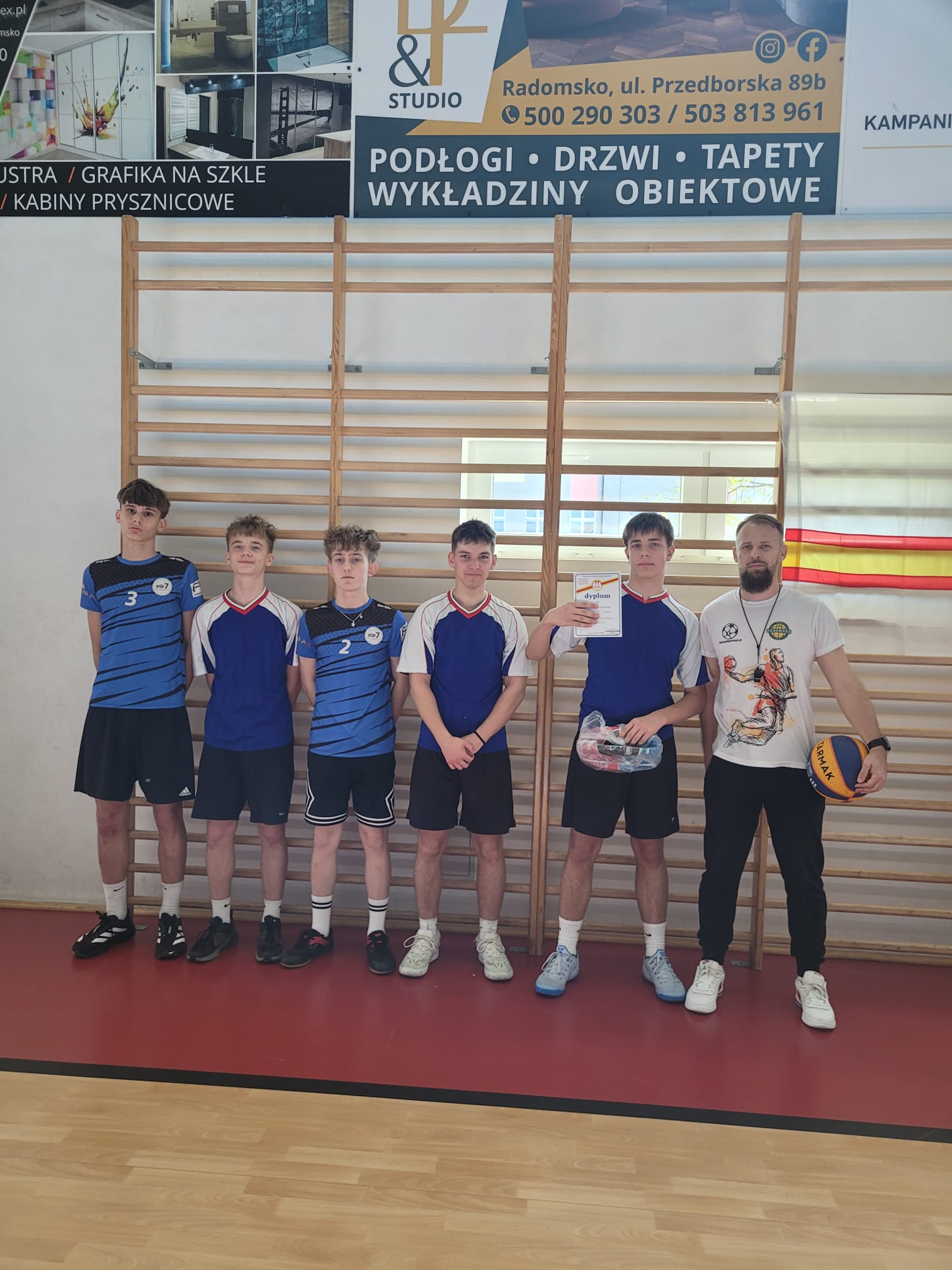 W rozgrywanych 23 kwietnia 2026 r. Mistrzostwach Powiatu w piłce koszykowej 3x3 reprezentujący naszą szkołę chłopcy zdobyli I miejsce! 