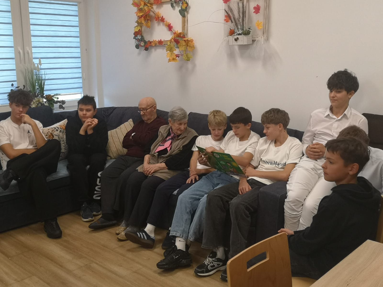 Grupa uczniów naszej szkoły  odwiedziła Centrum Opiekuńczo Mieszkalne w Radomsku